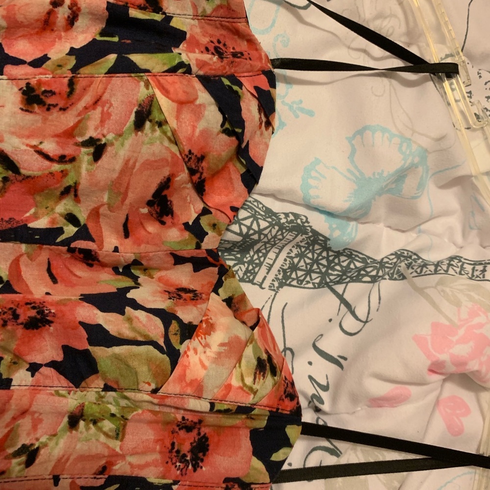Dresses - Picture 2 of 3